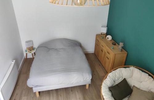 Saint-Brieuc Apartment | Scandinave - proche gare & centre-ville - stationnement - cour intérieure table & chaises