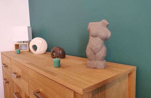Saint-Brieuc Apartment | Scandinave - proche gare & centre-ville - stationnement - cour intérieure table & chaises