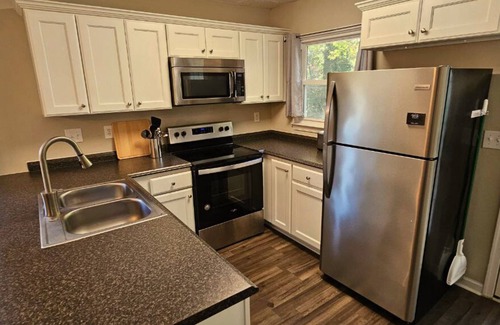 Greensboro House | Scandinavian Lake House 3-bedroom/2-bath