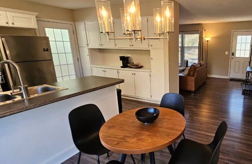 Greensboro House | Scandinavian Lake House 3-bedroom/2-bath