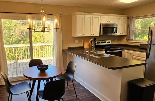 Greensboro House | Scandinavian Lake House 3-bedroom/2-bath