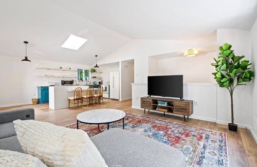 Scarborough Apartment | Scarborough Sanctuary-Cozy retreat close to all local attractions.