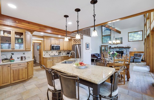 Pocono Pines House | ScatterJoy, the #1 ranked lakefront retreat at Platinum Lake Naomi Club