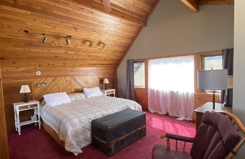 Middlebury Center House | Scenic and Secluded at Black Bear Lodge