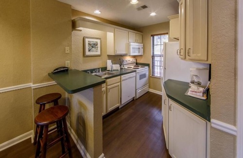 South Lee House | Scenic Escape: Full Kitchen, Pools, Game Room & Outdoor Fun