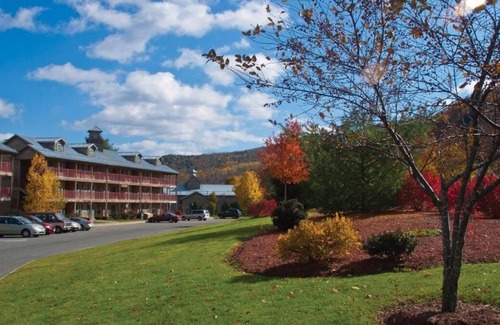 South Lee House | Scenic Escape: Full Kitchen, Pools, Game Room & Outdoor Fun
