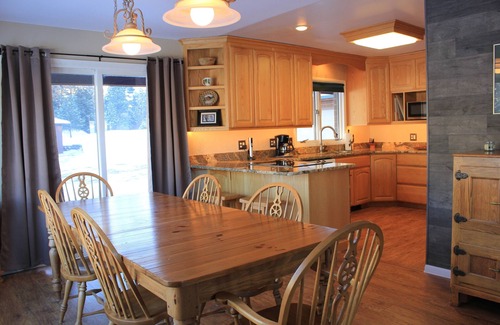 Cascade House | SCENIC HIDDEN VIEW ESTATE Next to the Missouri River
