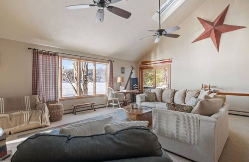 New Durham House | Scenic LAKEFRONT 5BR~Dock, Trail, Kayaks + Firepit