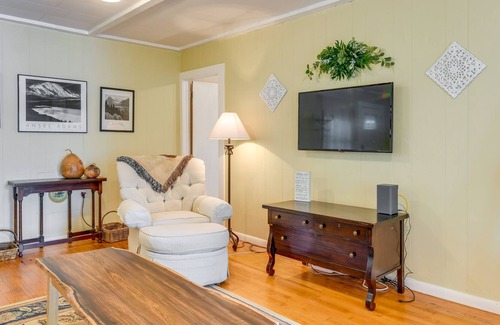 New London House | Scenic New London Home on Badin Lake