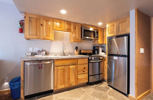 Olympic Valley Hotel | Scenic Olympic Valley Stay | 4 Relaxing Rooms w/Full Kitchen & Ski Access
