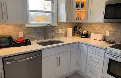 Village of Waterford Cottage | Scenic, private carriage house on Hudson River