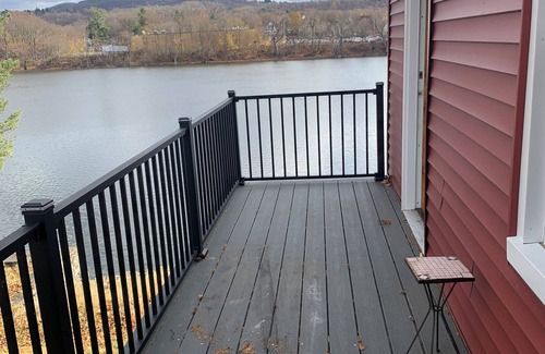Village of Waterford Cottage | Scenic, private carriage house on Hudson River