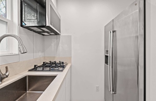 Atwater Village Apartment | Scenic Retreat With Deck Stunning Views in LA