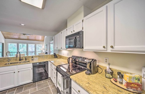 Sapphire Condo | Scenic Sapphire Condo w/Deck + Gas Grill!
