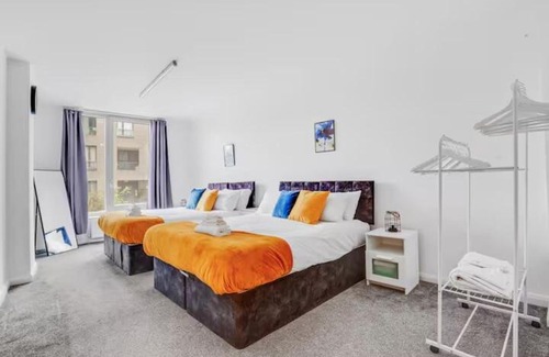 West Ham Apartment | Scenic Stratford Stay Modern with Balcony 10 mins from ABBA