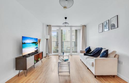 West Ham Apartment | Scenic Stratford Stay Modern with Balcony 10 mins from ABBA