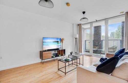 West Ham Apartment | Scenic Stratford Stay Modern with Balcony 10 mins from ABBA
