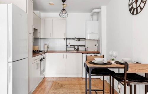 West Ham Apartment | Scenic Stratford Stay Modern with Balcony 10 mins from ABBA
