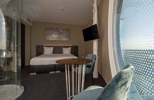 Zuidoost Hotel | Scenic Urban Stay | Near Keukenhof, Tulip Fields & De Hoge Dijk Golf
