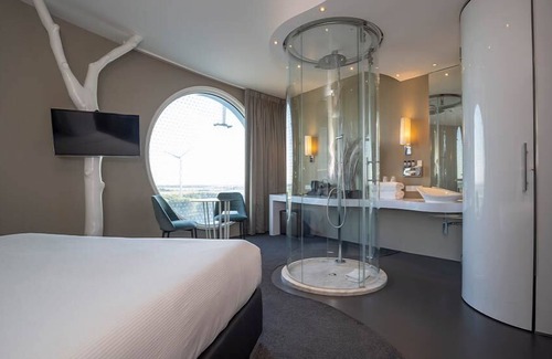 Zuidoost Hotel | Scenic Urban Stay | Near Keukenhof, Tulip Fields & De Hoge Dijk Golf