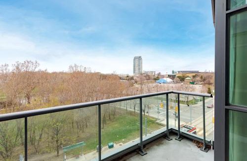 Fort York Apartment | Scenic Waterfront Condo w Parking in Downtown TO