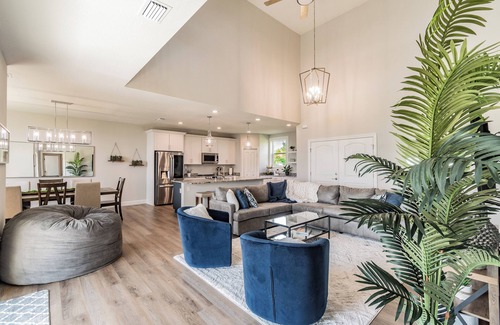 Southside Rural Community House | Scenic Waterfront Views, Family Pool Retreat, Games !3min Tampa Bay Boat Launch!