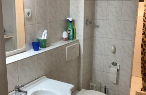 Kray House | Schönes Doppelbettzimmer im Untergeschoss inkl Parkplatz nach Verfügbarkeit