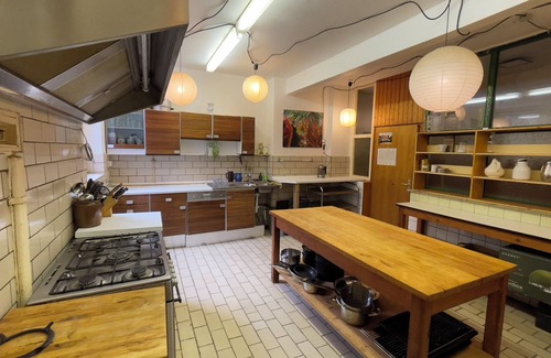 Bad Arolsen Apartment | Schnuckelige Gruppenunterkunft am Schwimmbad in Landau mit Sauna und Kletterwand