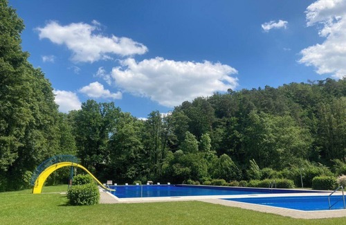 Bad Arolsen Apartment | Schnuckelige Gruppenunterkunft am Schwimmbad in Landau mit Sauna und Kletterwand