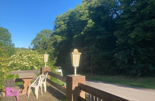 Bad Arolsen Apartment | Schnuckelige Gruppenunterkunft am Schwimmbad in Landau mit Sauna und Kletterwand
