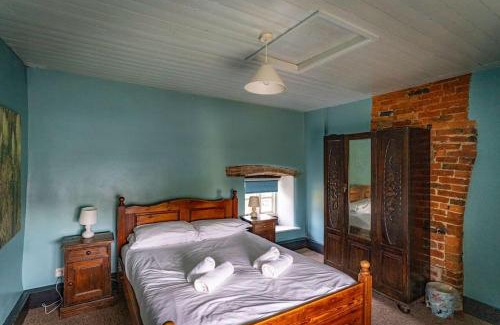 Leek House | School House, cosy cottage for 12 with hot tub in the Peak District