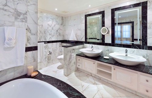 Schooner Bay Apartment | Schooner bay is a beachfront condominium with a freeform swimming pool as the focal point