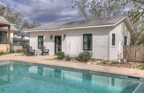 Fredericksburg Cottage | Schubert Inn Cottage - Pool - Walk to Main St