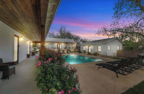 Fredericksburg Cottage | Schubert Inn Cottage - Pool - Walk to Main St