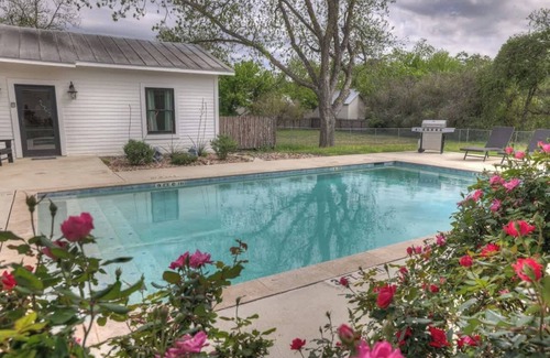 Fredericksburg Cottage | Schubert Inn Cottage - Pool - Walk to Main St