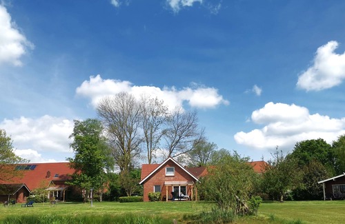 Detern Apartment | Schwalbenhaus - Ferienhof Am Birkensee, 55125
