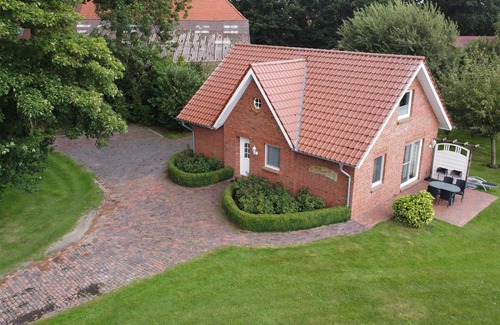 Detern Apartment | Schwalbenhaus - Ferienhof Am Birkensee, 55125
