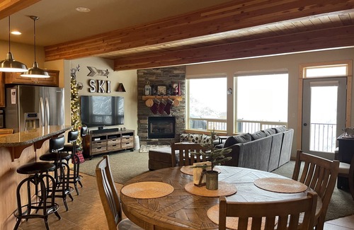 Sandpoint Condo | Schweitzer Condo. TRANSFERABLE SKI LIFT PASS INCLUDED! Hot Tub, 2-car Garage.