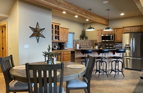 Sandpoint Condo | Schweitzer Condo. TRANSFERABLE SKI LIFT PASS INCLUDED! Hot Tub, 2-car Garage.