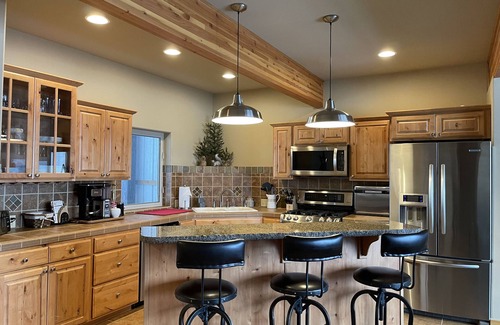 Sandpoint Condo | Schweitzer Condo. TRANSFERABLE SKI LIFT PASS INCLUDED! Hot Tub, 2-car Garage.