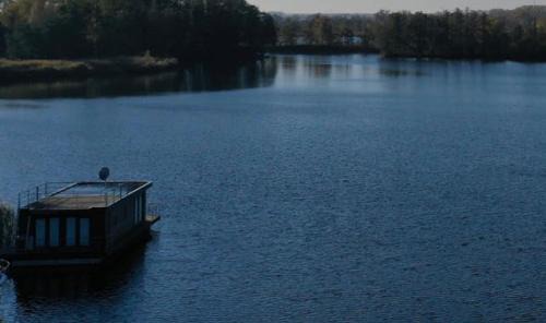 Oberhavel House | Schwimmende Ferienwohnung, Hausboot Urlaub als Festlieger am Steg