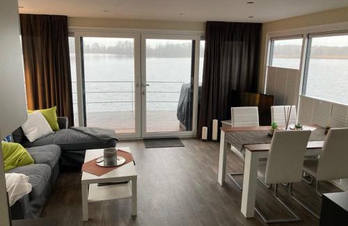 Oberhavel House | Schwimmende Ferienwohnung, Hausboot Urlaub als Festlieger am Steg