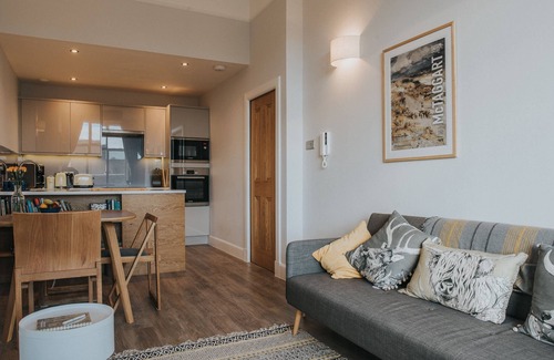 West End Apartment | Scottish Apartment with Amazing Castle Views