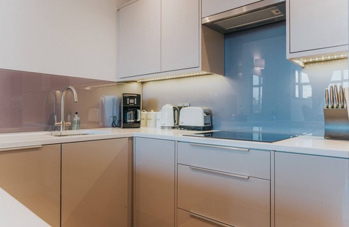 West End Apartment | Scottish Apartment with Amazing Castle Views