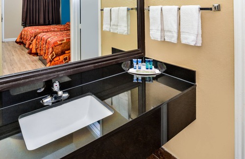Clodine Hotel | Scottish Inn & Suites Highway 6 South