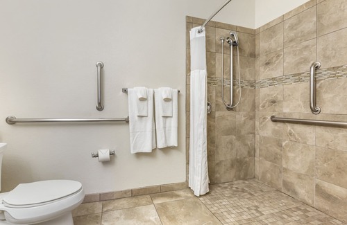 Scottsdale Links Resort | Scottsdale Links Resort - 3 BEDROOM 1 KING 2 QUEEN SUITE WITH ROLL-IN SHOWER
