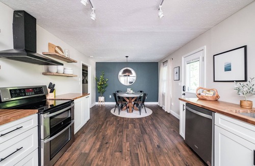 Lynchburg House | Screened-in Hot Tub, Clean, 5 min to LU + Shopping!