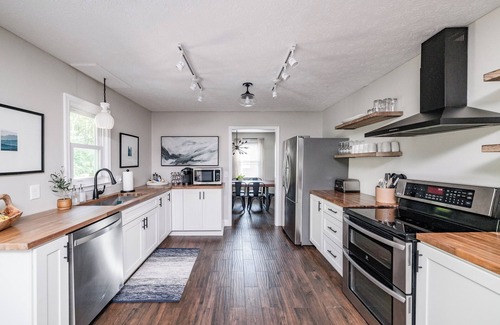 Lynchburg House | Screened-in Hot Tub, Clean, 5 min to LU + Shopping!