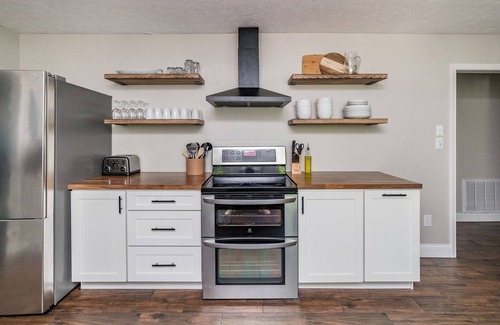 Lynchburg House | Screened-in Hot Tub, Clean, 5 min to LU + Shopping!