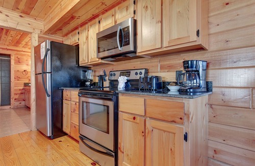 White Oak Lodge Cabin | Screened-In Porch With Hot Tub, Upscale Finishes + Resort Amenities